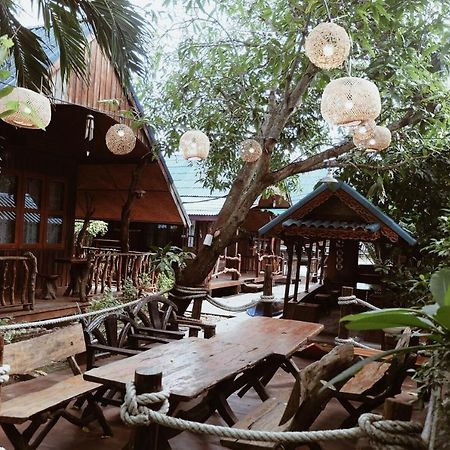 Ruennamyen Resort Amphawa Samut Songkhram Bagian luar foto