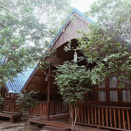 Ruennamyen Resort Amphawa Samut Songkhram Bagian luar foto
