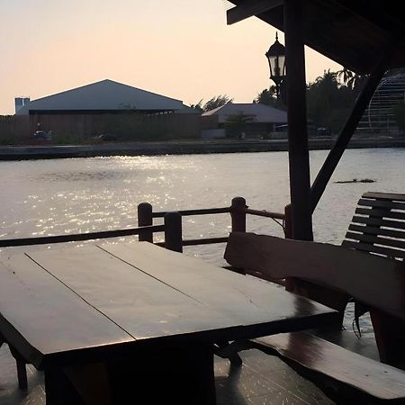 Ruennamyen Resort Amphawa Samut Songkhram Bagian luar foto