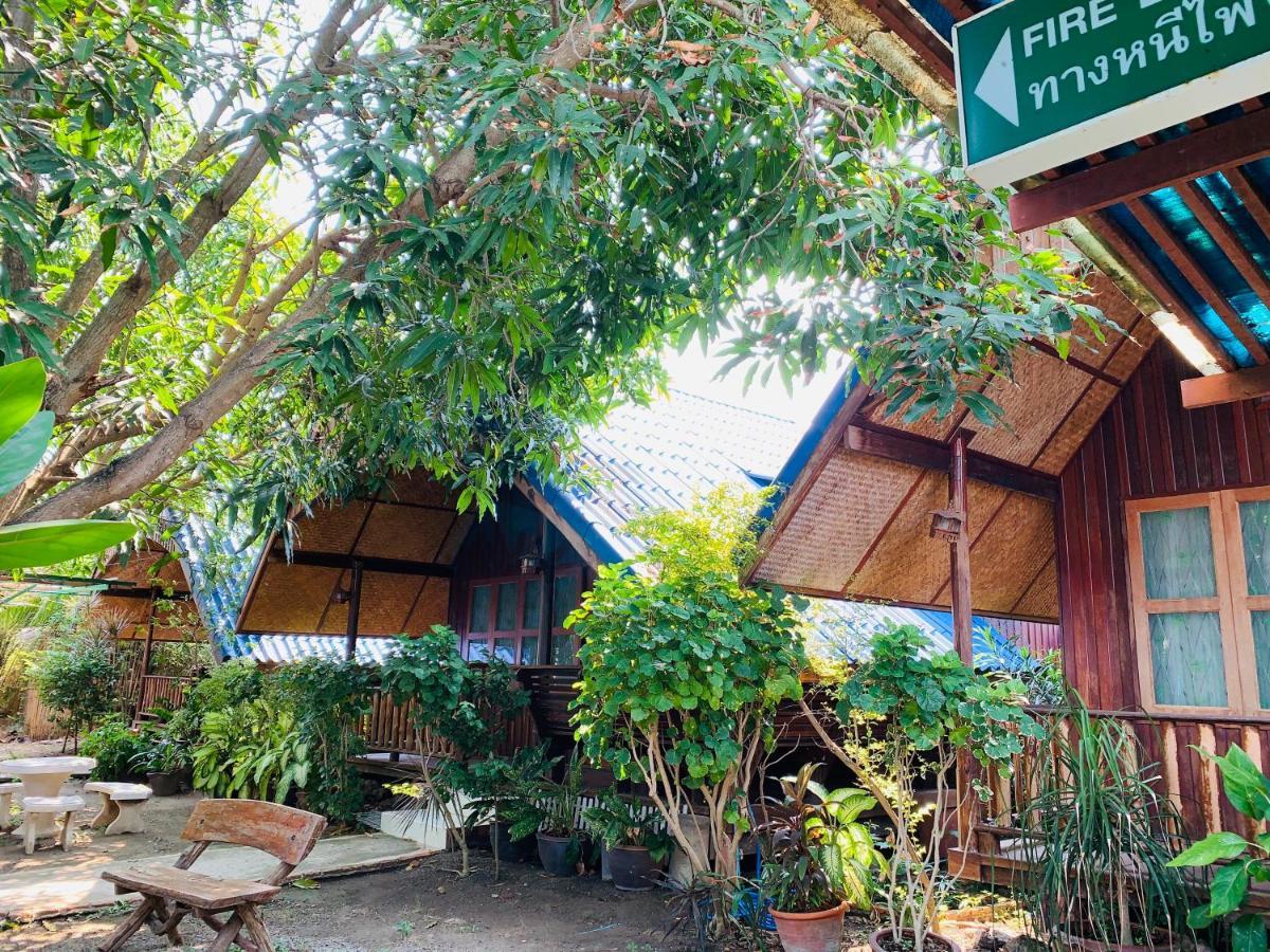 Ruennamyen Resort Amphawa Samut Songkhram Bagian luar foto