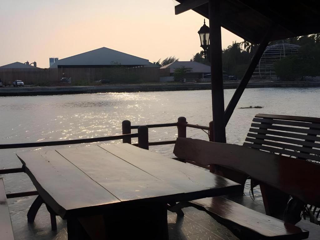 Ruennamyen Resort Amphawa Samut Songkhram Bagian luar foto
