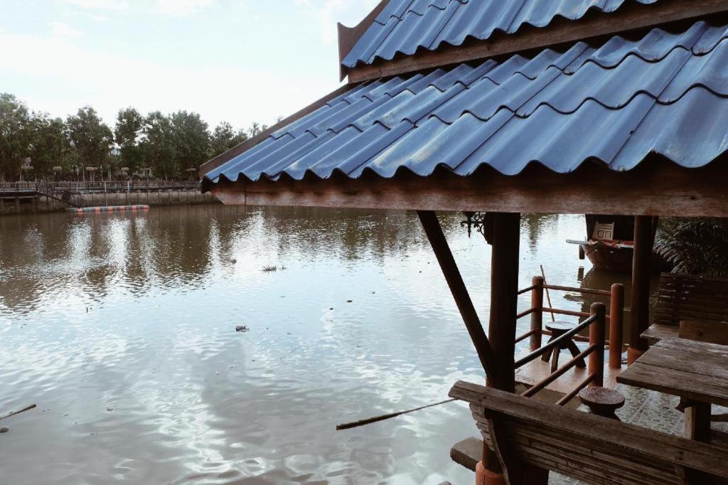 Ruennamyen Resort Amphawa Samut Songkhram Bagian luar foto