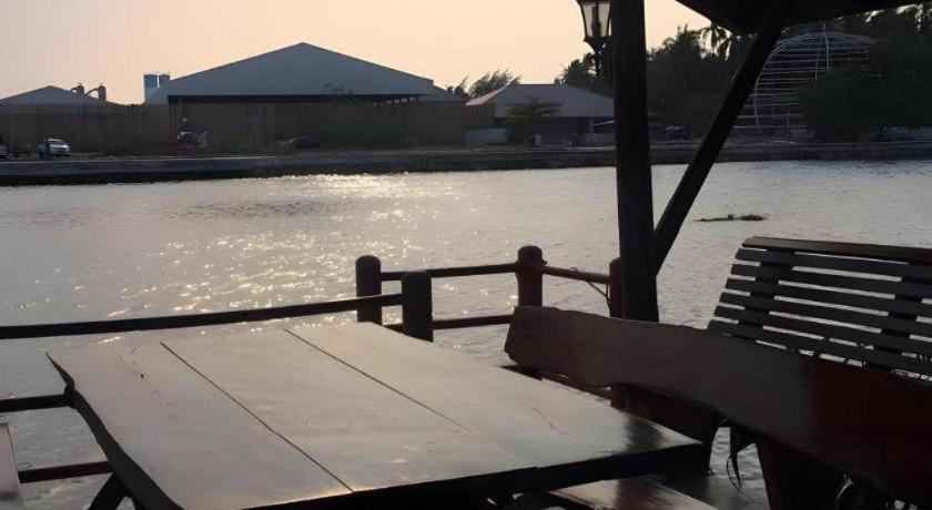 Ruennamyen Resort Amphawa Samut Songkhram Bagian luar foto
