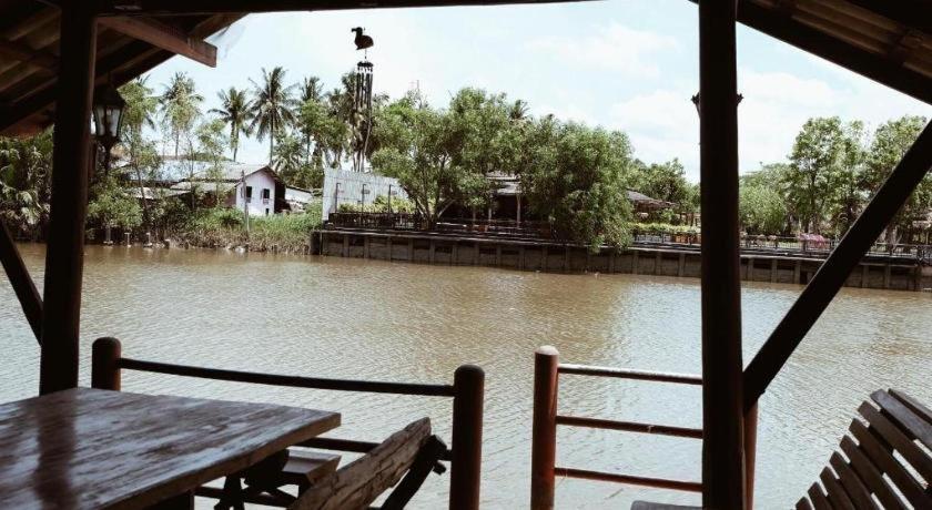 Ruennamyen Resort Amphawa Samut Songkhram Bagian luar foto