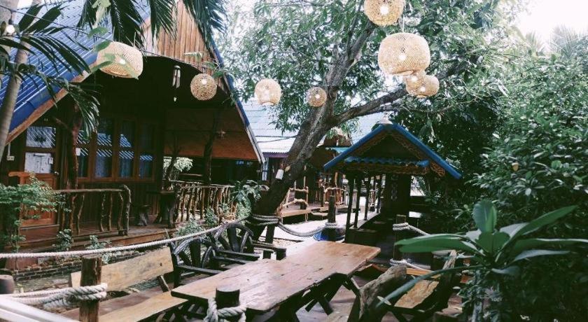 Ruennamyen Resort Amphawa Samut Songkhram Bagian luar foto