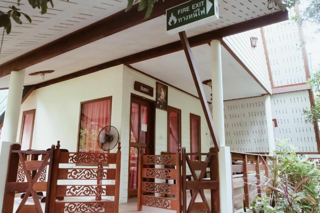 Ruennamyen Resort Amphawa Samut Songkhram Bagian luar foto