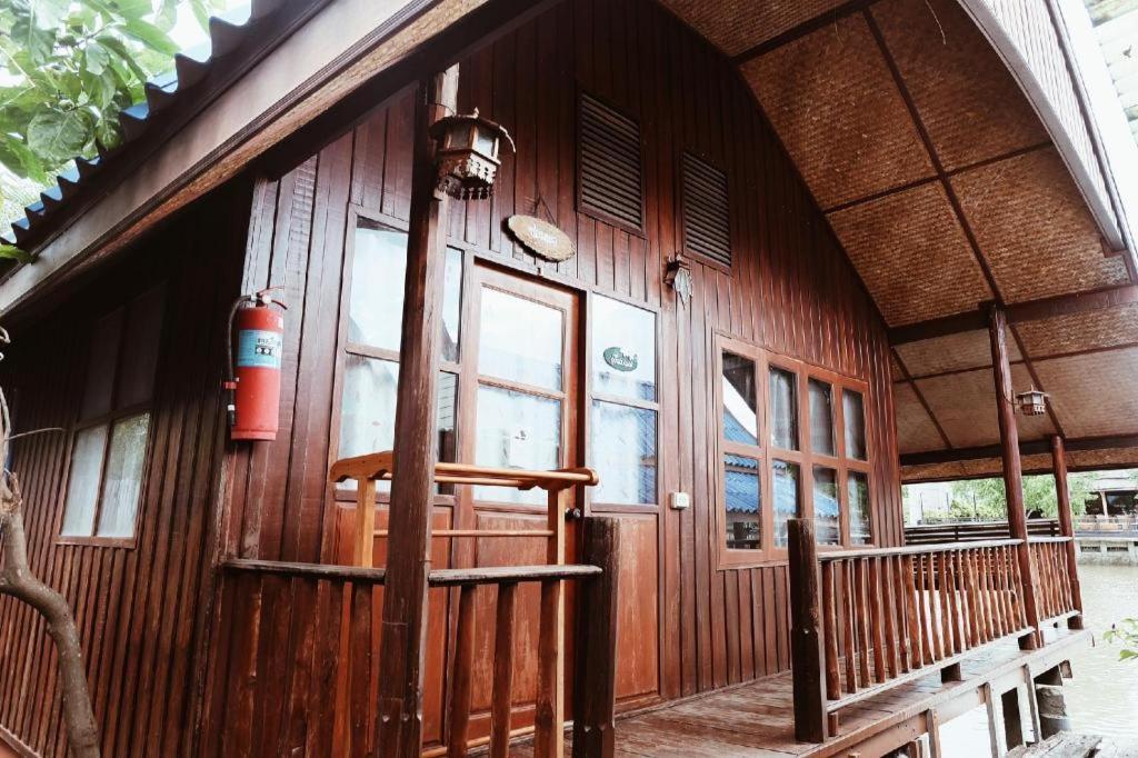 Ruennamyen Resort Amphawa Samut Songkhram Bagian luar foto